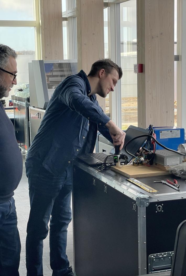 studerende og underviser i maskintek