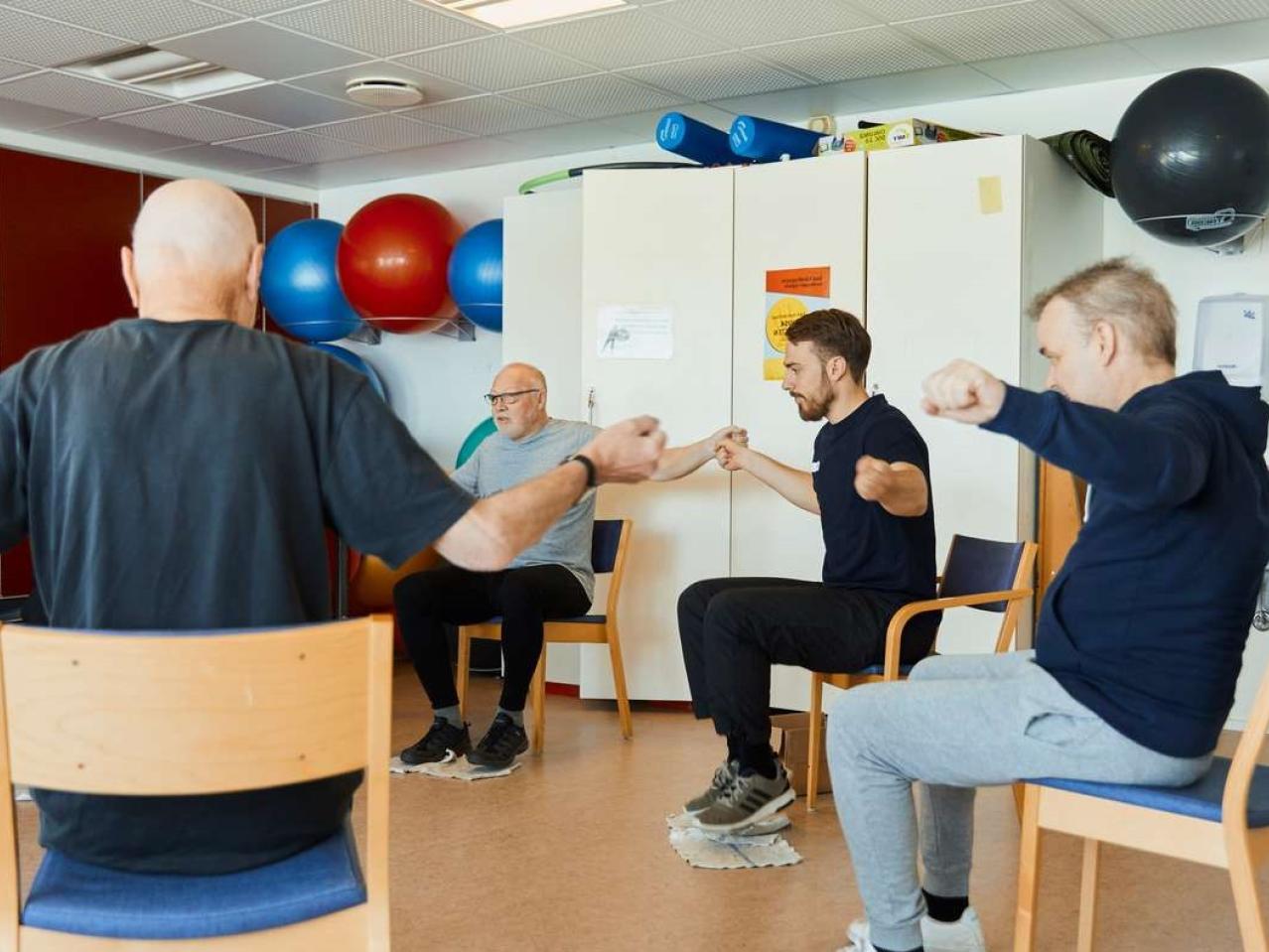 Foto af fysstuderende med tre ældre patienter