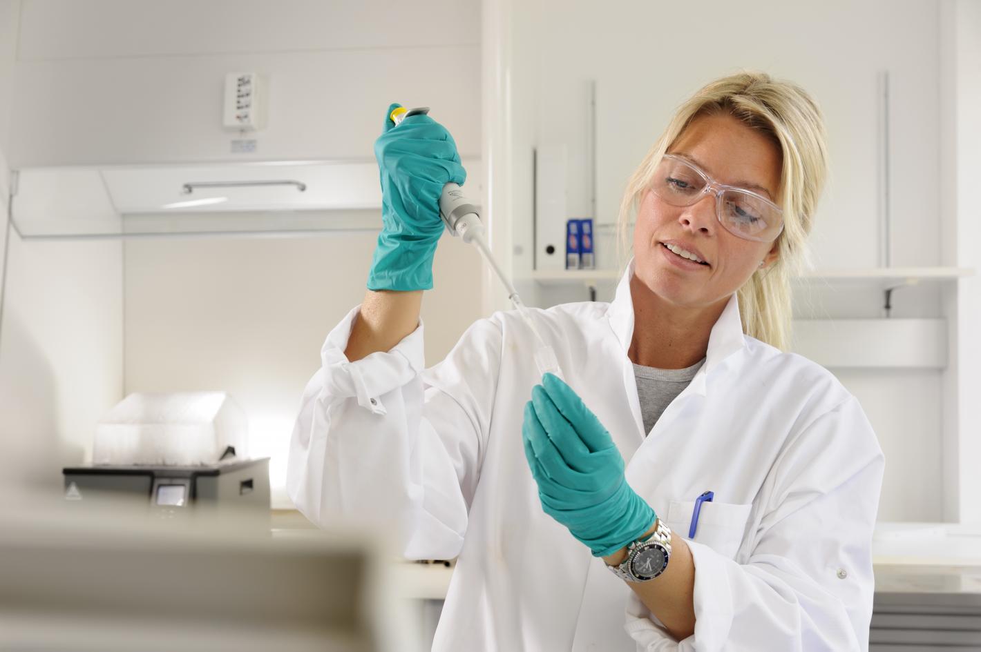 Kvinde i laboratorie