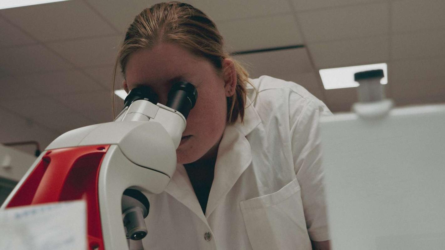 Bioanalytiker mikroskop