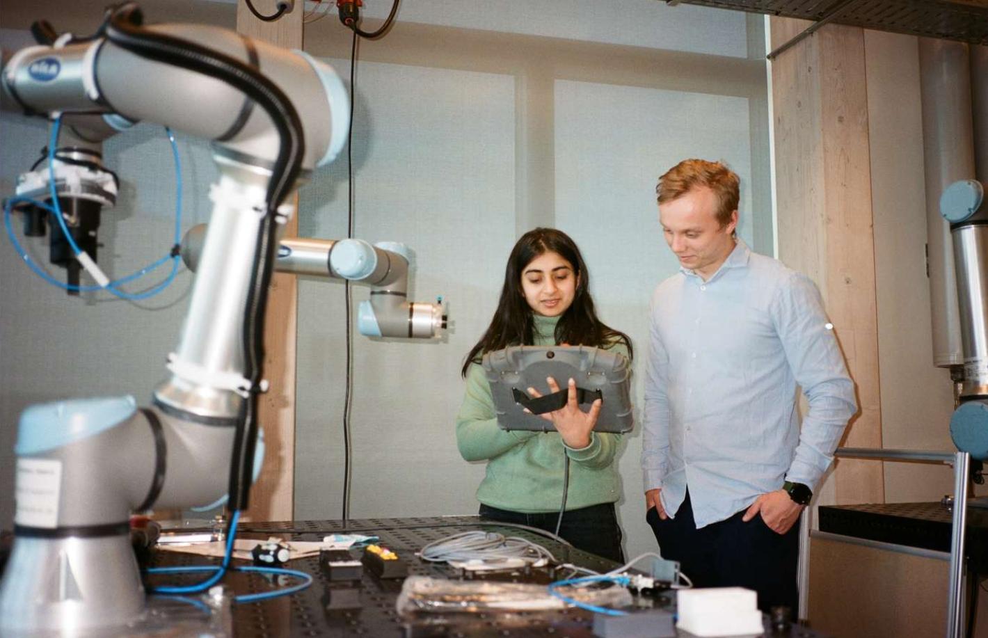 Studerende ved en robot