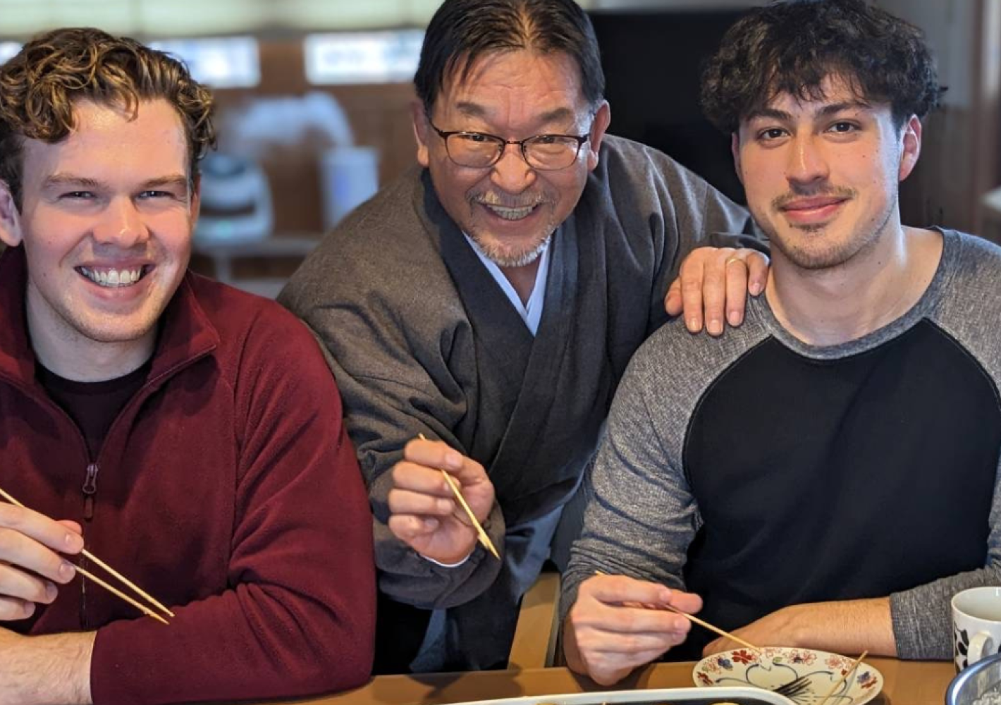 Frederik spiser med to japanske venner