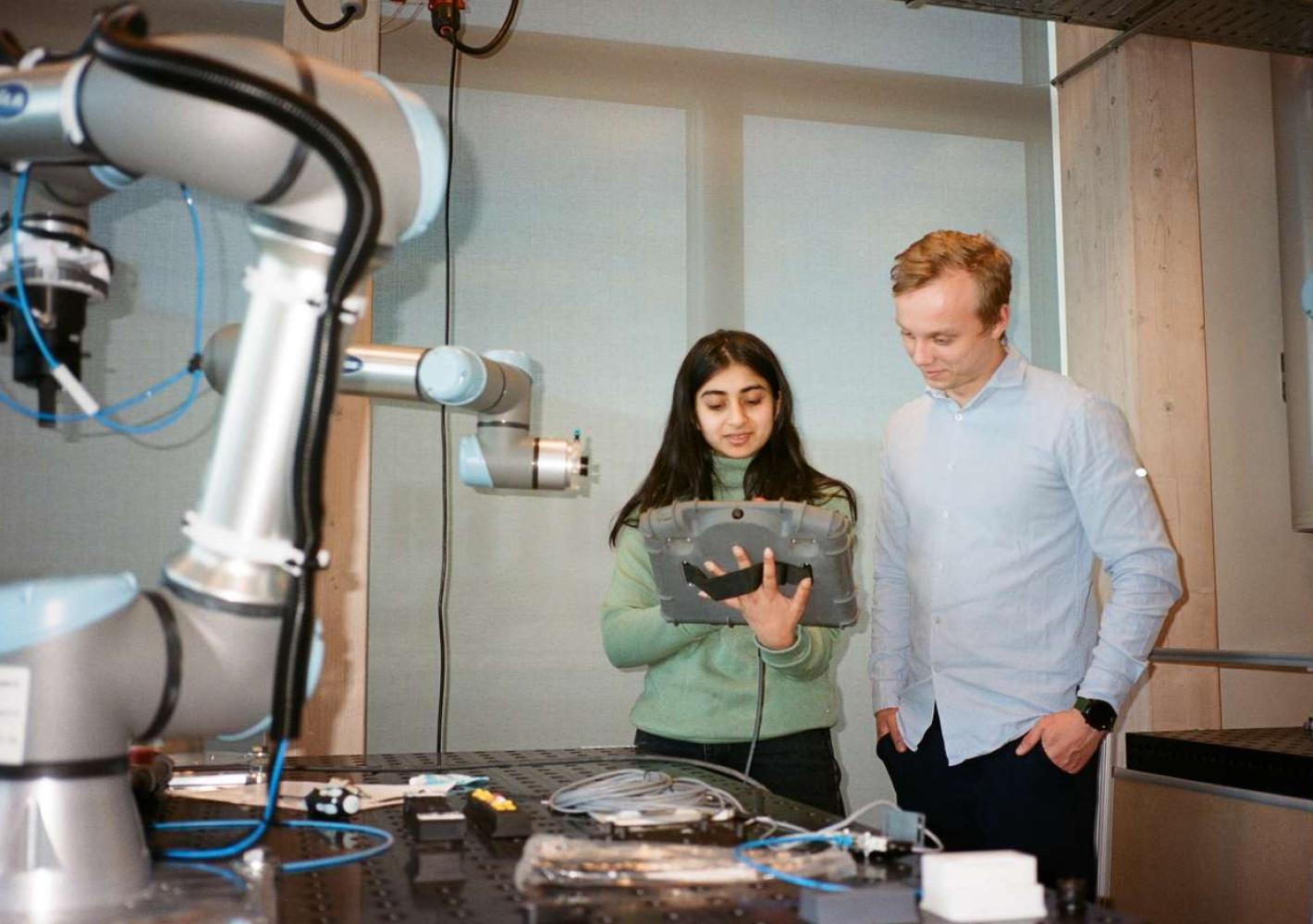 Studerende ved en robot