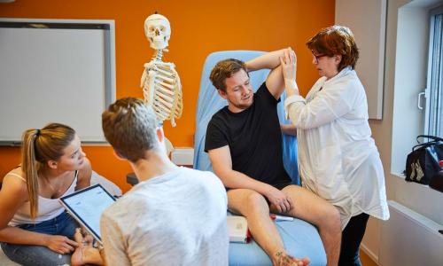 Foto af underviser på fysioterapeutuddannelsen med studerende