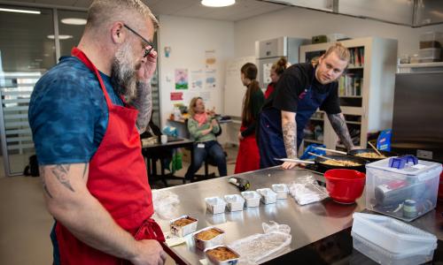 Man i køkken der tilbereder postejer