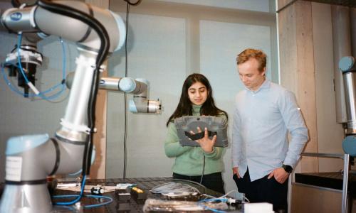 Studerende ved en robot